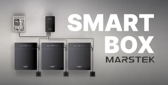 Marstek Smartbox naast de meterkast, aangesloten op drie Marstek Venus E 3.0-thuisbatterijen